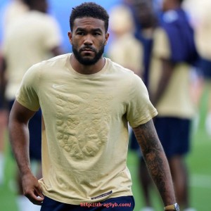 ag9游会-英超赛场上球员亲吻庆祝动作的文化背景